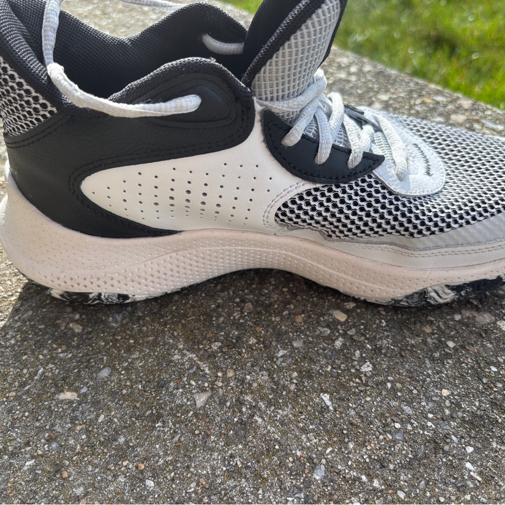 Under Armour Black and White Sports Shoes